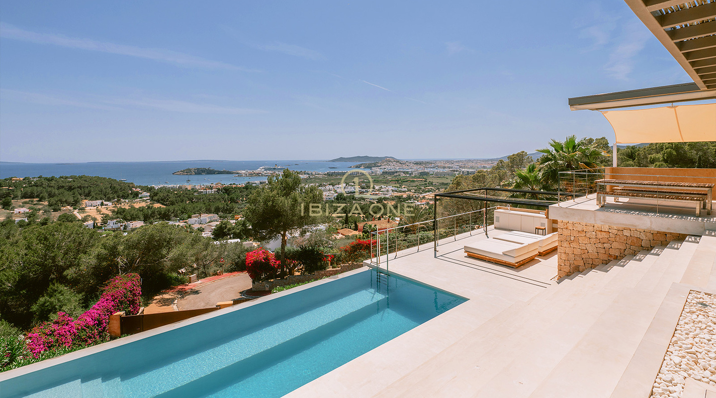 Preciosa y muy moderna villa de lujo en la exclusiva comunidad cerrada de Can Rimbau con maravillosas vistas al mar en venta, Ibiza