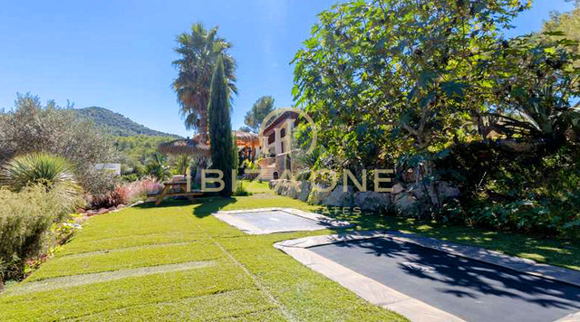 Luxuriöse Traumvilla mit separatem Gästehaus und Infinity-Pool bei Santa Eulalia zu verkaufen