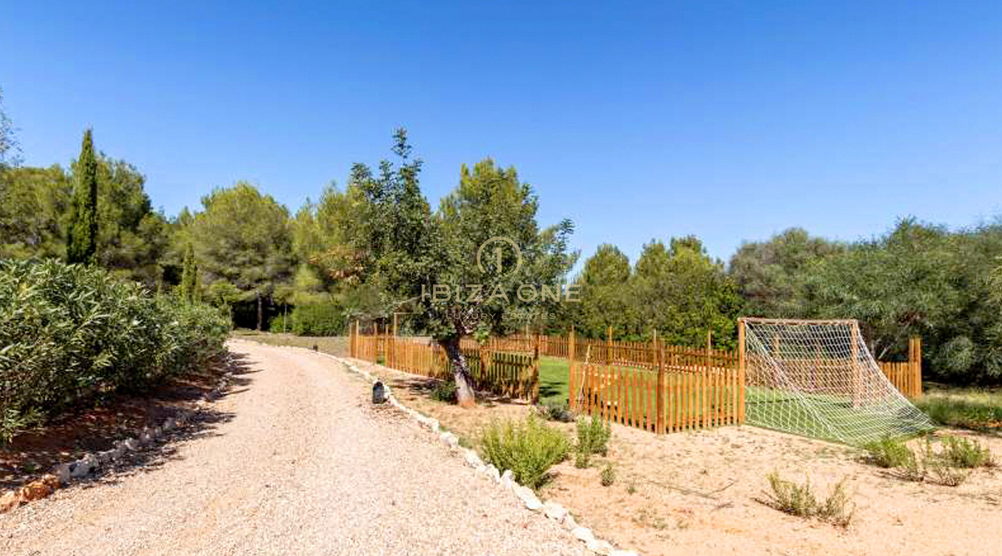 Lujosa villa de ensueño con casa de invitados independiente y piscina infinita cerca de Santa Eulalia en venta