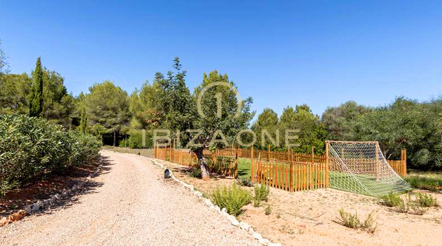 Lujosa villa de ensueño con casa de invitados independiente y piscina infinita cerca de Santa Eulalia en venta