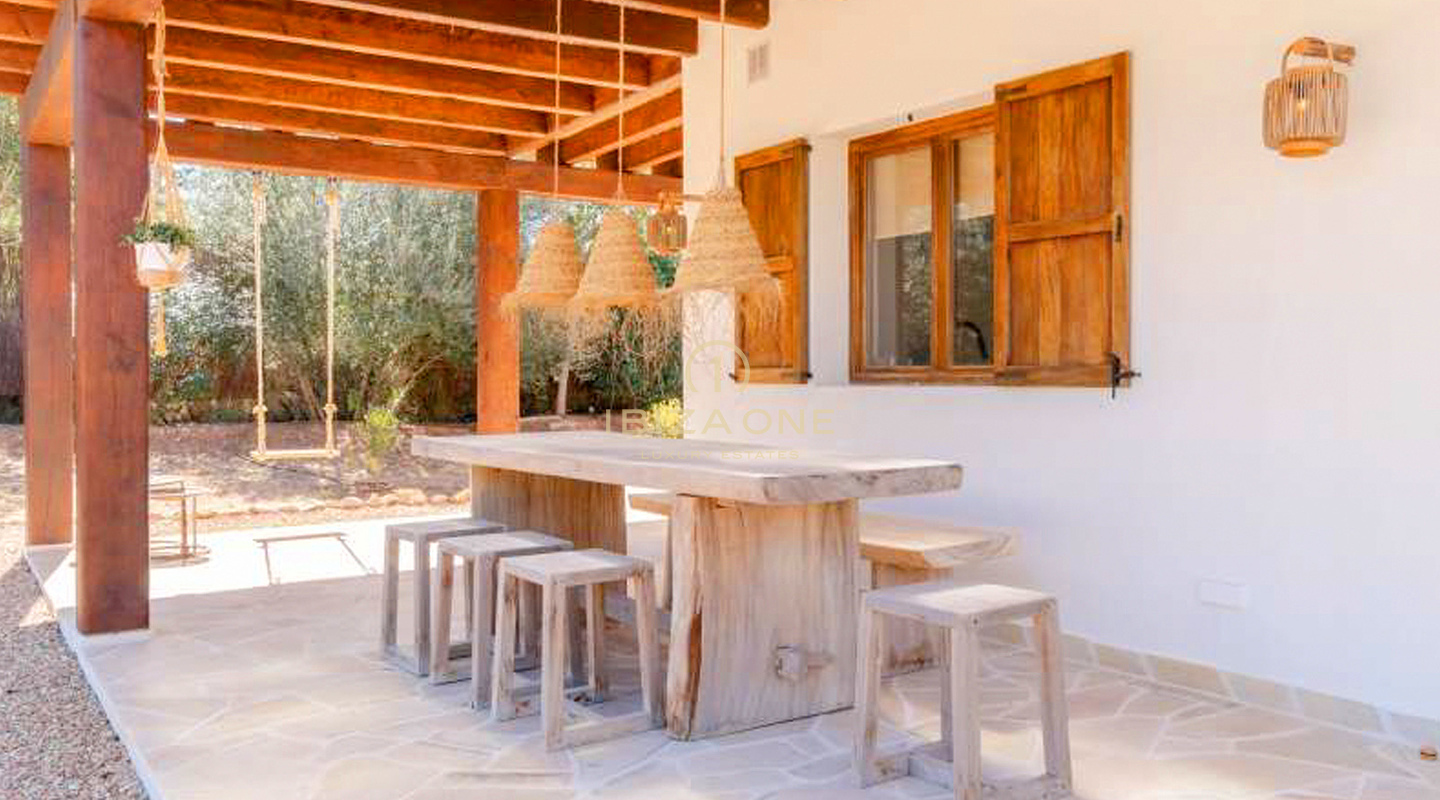 Luxurious dream villa with separate guest house and infinity pool near Santa Eulalia for sale
