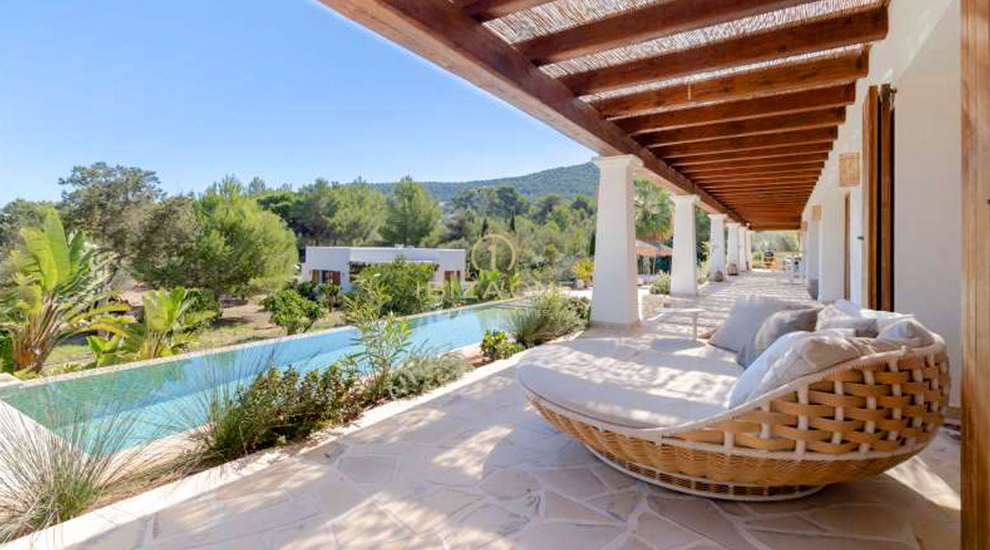 Luxe droomvilla met apart gastenverblijf en overloopzwembad nabij Santa Eulalia te koop