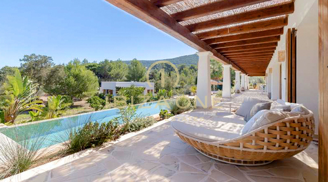 Luxueuse villa de rêve avec maison d'hôtes séparée et piscine à débordement près de Santa Eulalia à vendre