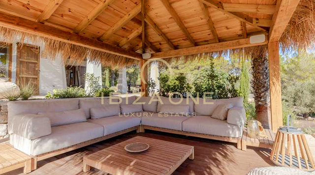 Lujosa villa de ensueño con casa de invitados independiente y piscina infinita cerca de Santa Eulalia en venta