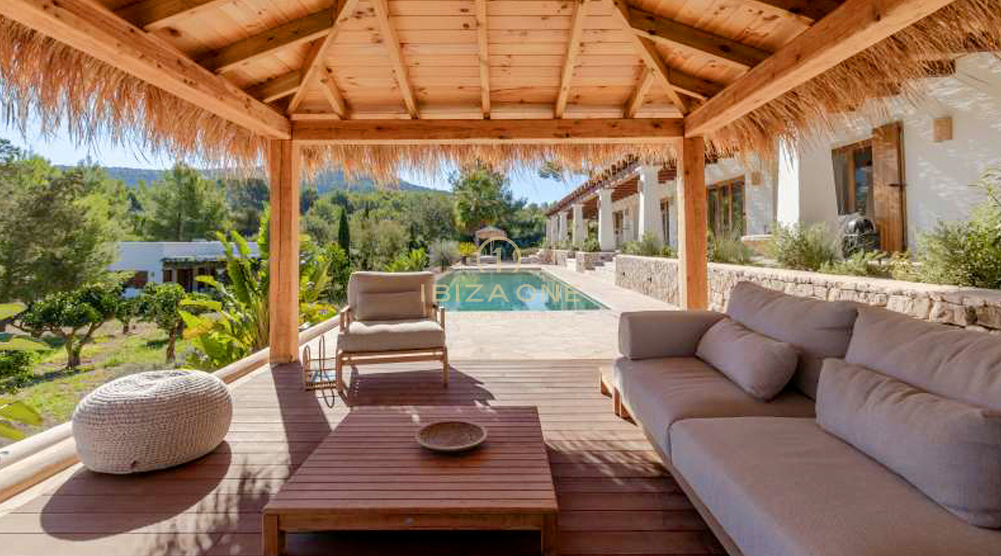 Luxe droomvilla met apart gastenverblijf en overloopzwembad nabij Santa Eulalia te koop