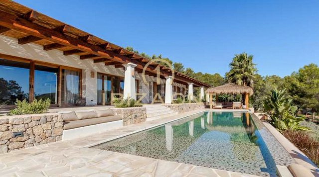 Luxe droomvilla met apart gastenverblijf en overloopzwembad nabij Santa Eulalia te koop