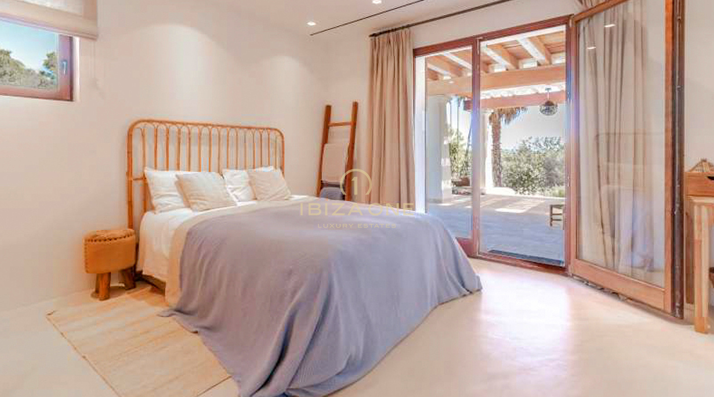 Lujosa villa de ensueño con casa de invitados independiente y piscina infinita cerca de Santa Eulalia en venta