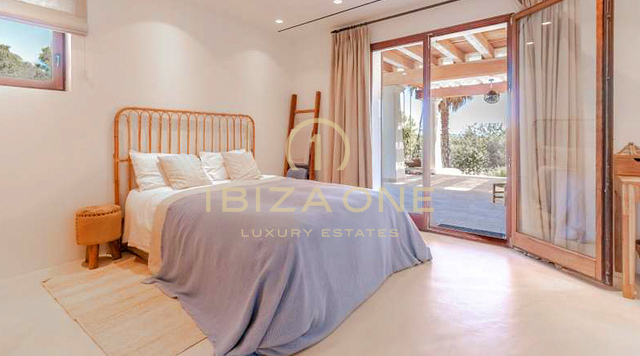 Lujosa villa de ensueño con casa de invitados independiente y piscina infinita cerca de Santa Eulalia en venta