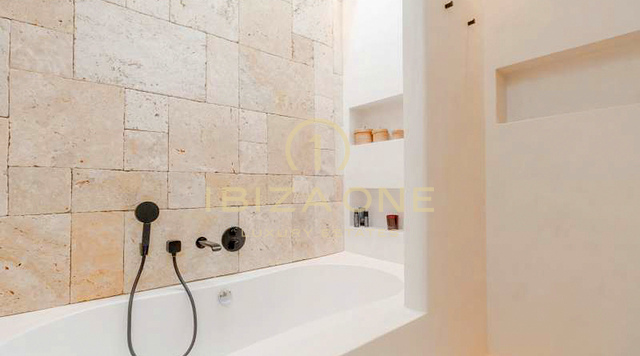 Lujosa villa de ensueño con casa de invitados independiente y piscina infinita cerca de Santa Eulalia en venta