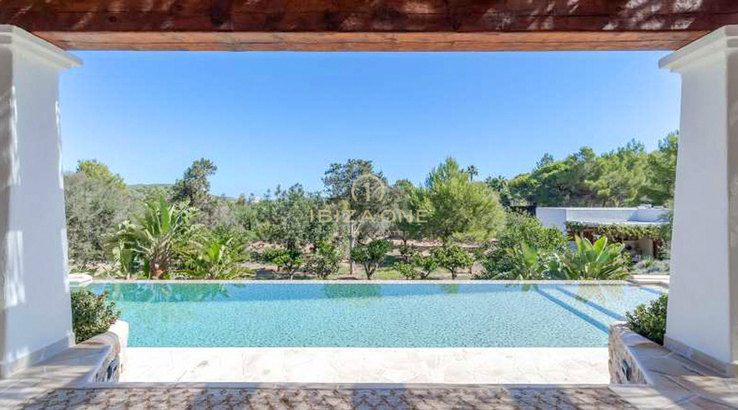 Lujosa villa de ensueño con casa de invitados independiente y piscina infinita cerca de Santa Eulalia en venta