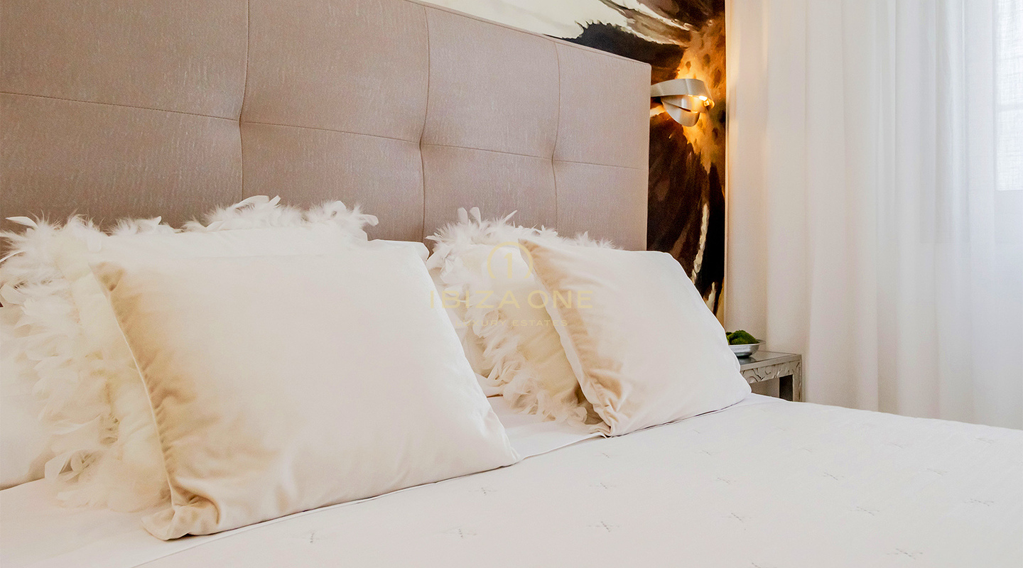 Luxe 2-slaapkamerappartement in Royal Beach met zwembad en strandgedeelte te koop, Ibiza