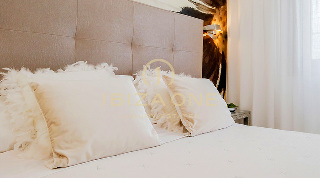 Lujoso apartamento de 2 dormitorios en Royal Beach con piscina y zona de playa en venta, Ibiza