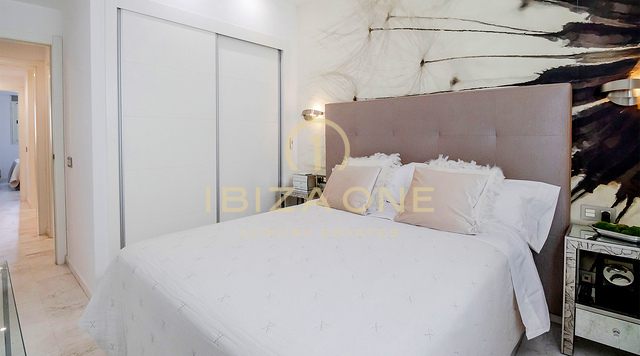 Luxe 2-slaapkamerappartement in Royal Beach met zwembad en strandgedeelte te koop, Ibiza