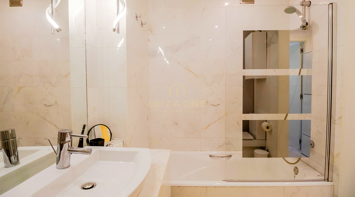 Lussuoso appartamento con 2 camere da letto a Royal Beach con piscina e spiaggia in vendita, Ibiza