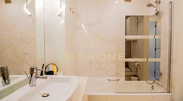 Luxe 2-slaapkamerappartement in Royal Beach met zwembad en strandgedeelte te koop, Ibiza