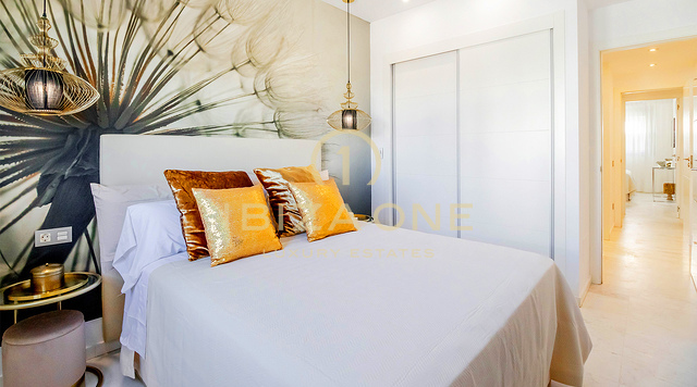 Luxe 2-slaapkamerappartement in Royal Beach met zwembad en strandgedeelte te koop, Ibiza
