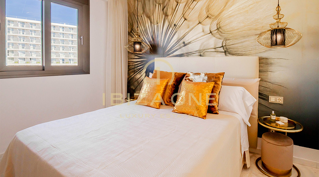 Luxe 2-slaapkamerappartement in Royal Beach met zwembad en strandgedeelte te koop, Ibiza