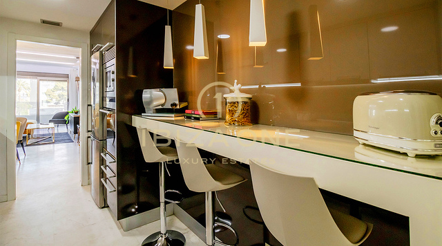 Luxe 2-slaapkamerappartement in Royal Beach met zwembad en strandgedeelte te koop, Ibiza