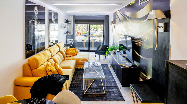 Luxe 2-slaapkamerappartement in Royal Beach met zwembad en strandgedeelte te koop, Ibiza