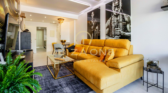 Luxe 2-slaapkamerappartement in Royal Beach met zwembad en strandgedeelte te koop, Ibiza