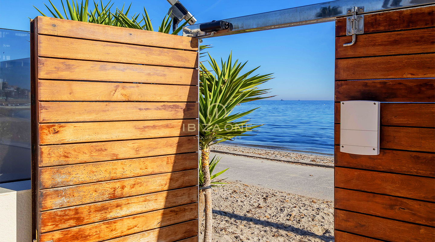 Lujoso apartamento de 2 dormitorios en Royal Beach con piscina y zona de playa en venta, Ibiza
