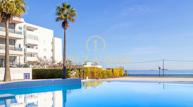 Luxe 2-slaapkamerappartement in Royal Beach met zwembad en strandgedeelte te koop, Ibiza