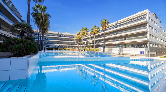Роскошная 2-комнатная квартира в Royal Beach с бассейном и пляжной зоной на продажу, Ибица