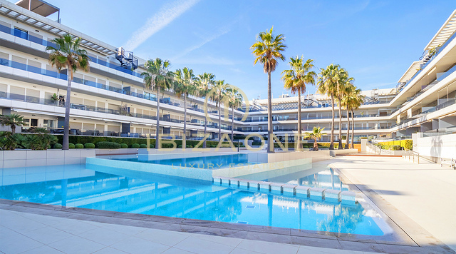 Luxe 2-slaapkamerappartement in Royal Beach met zwembad en strandgedeelte te koop, Ibiza