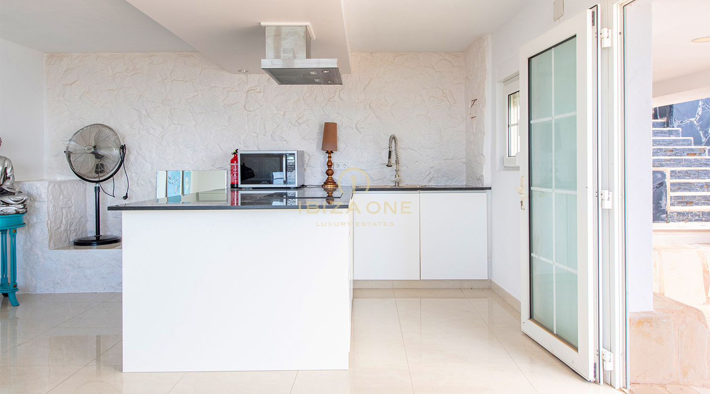 Prachtige en moderne luxe villa dichtbij de stranden van Cala Conte en Cala Bassa te koop, Ibiza