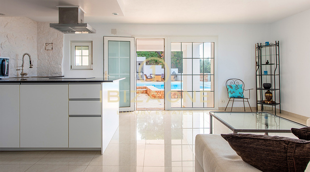 Bella e moderna villa di lusso vicino alle spiagge di Cala Conte e Cala Bassa in vendita, Ibiza
