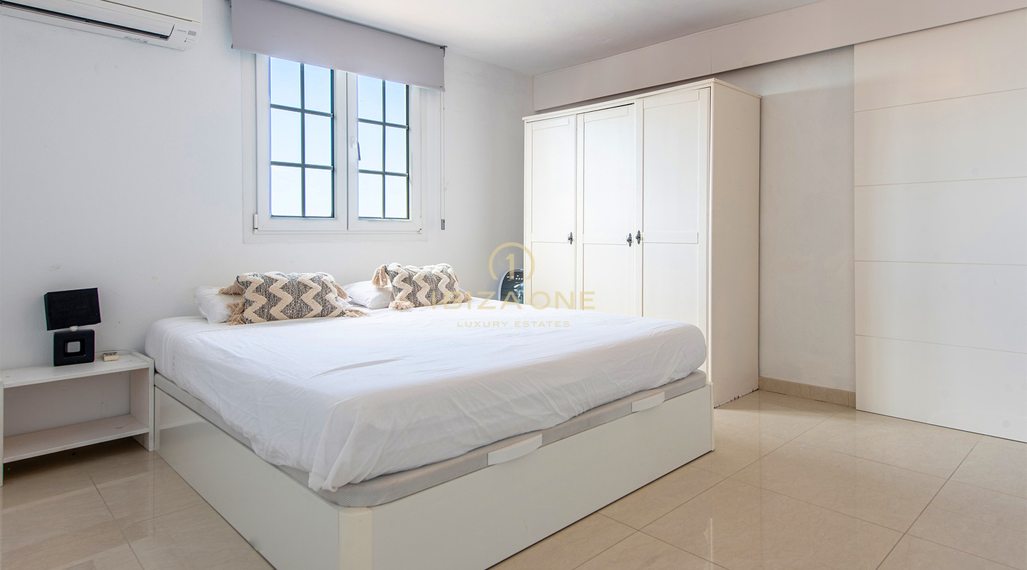 Preciosa y moderna villa de lujo cerca de las playas de Cala Conte y Cala Bassa en venta, Ibiza