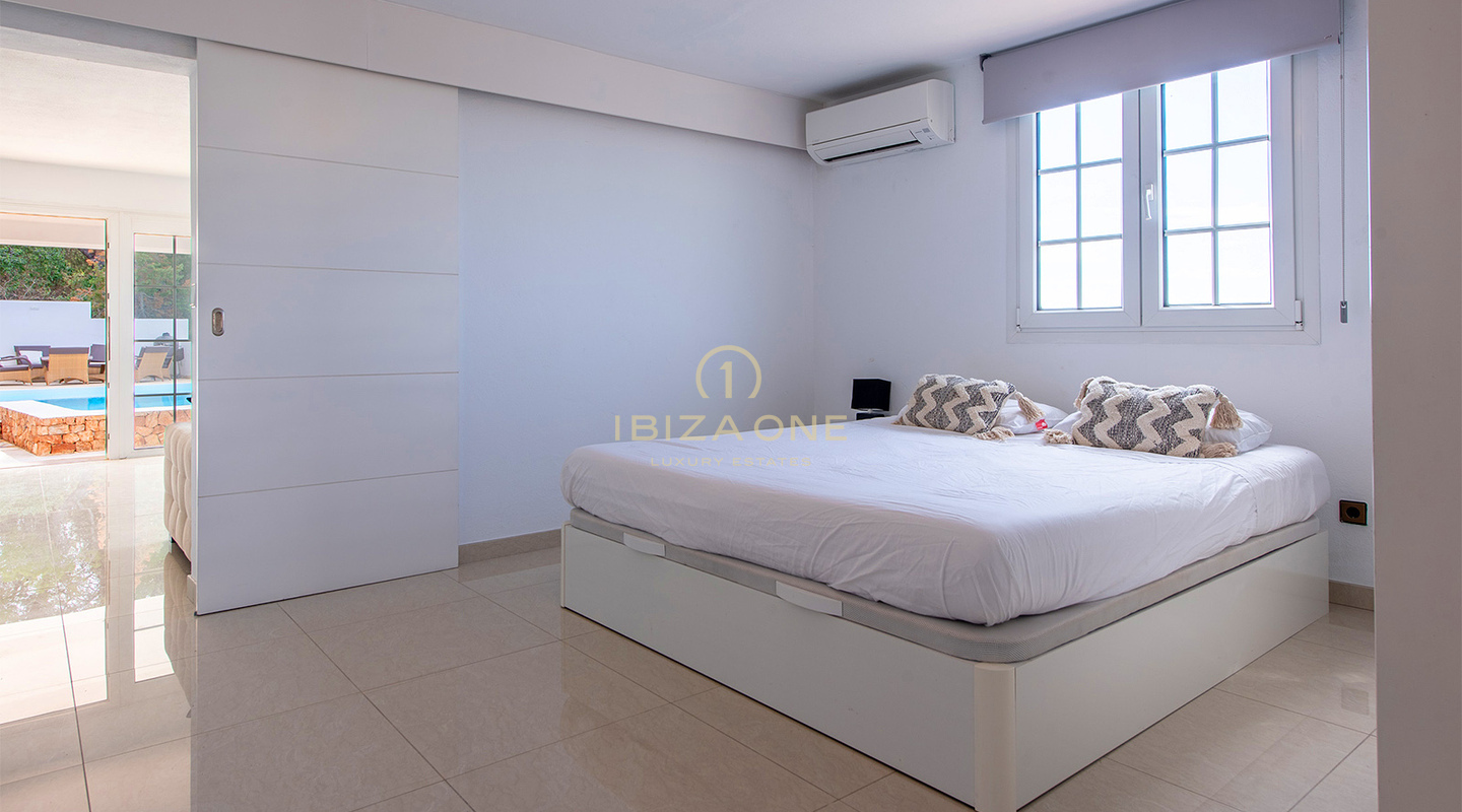 Prachtige en moderne luxe villa dichtbij de stranden van Cala Conte en Cala Bassa te koop, Ibiza