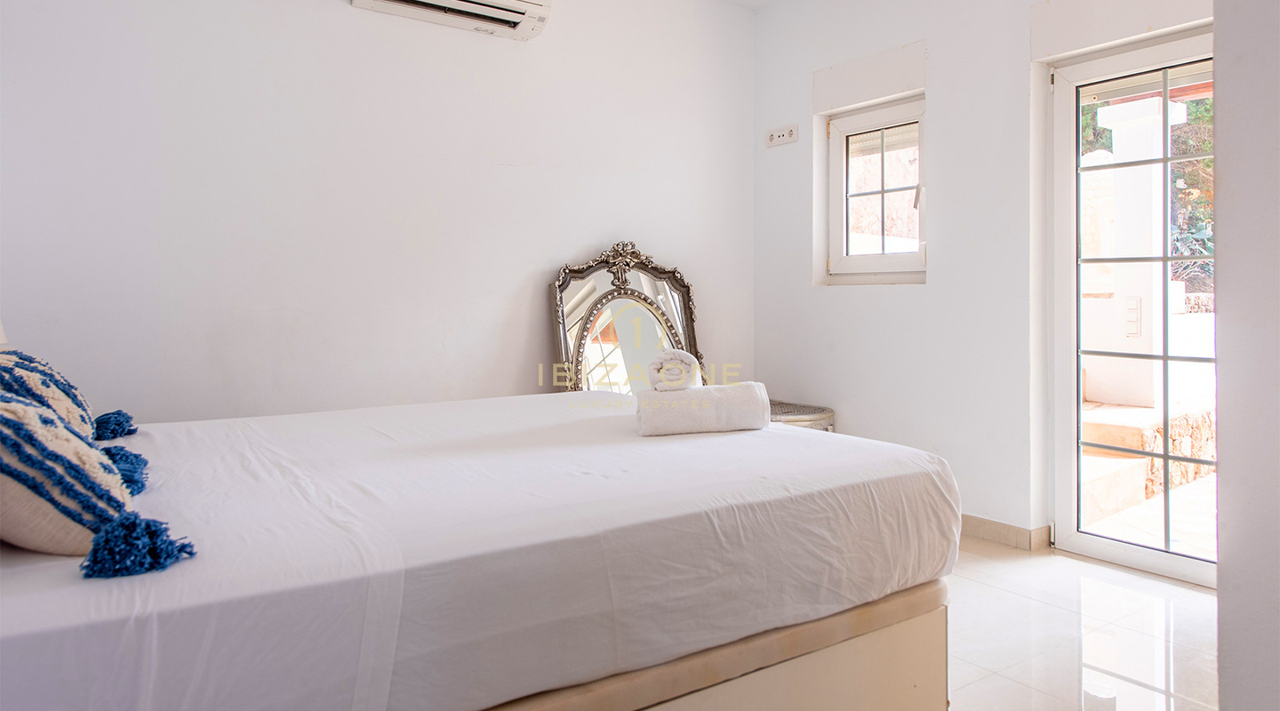 Prachtige en moderne luxe villa dichtbij de stranden van Cala Conte en Cala Bassa te koop, Ibiza