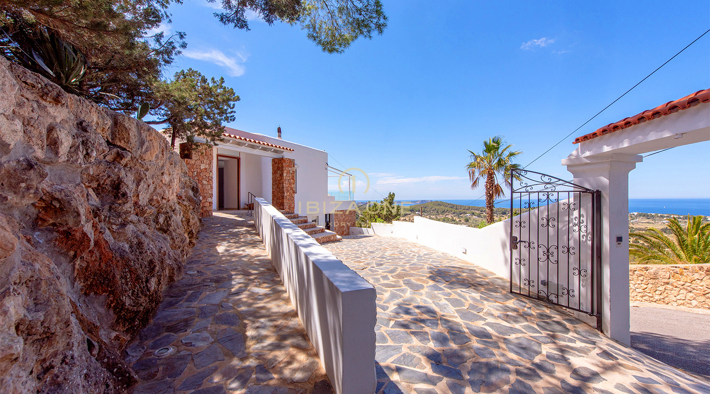 Prachtige en moderne luxe villa dichtbij de stranden van Cala Conte en Cala Bassa te koop, Ibiza