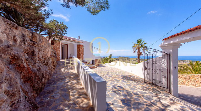 Prachtige en moderne luxe villa dichtbij de stranden van Cala Conte en Cala Bassa te koop, Ibiza