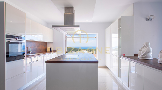 Prachtige en moderne luxe villa dichtbij de stranden van Cala Conte en Cala Bassa te koop, Ibiza