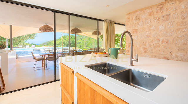 Verbazingwekkend luxe pand op loopafstand van het strand te koop, Ibiza