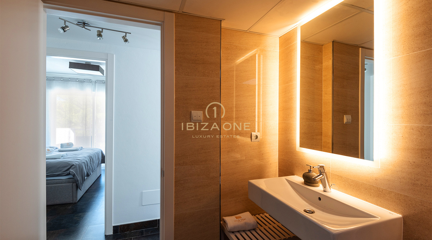 Luxe villa met vijf slaapkamers, groot zwembad en toeristenvergunning te koop, Ibiza - Luxe villa met vijf slaapkamers, groot zwembad en toeristenvergunning te huur, Ibiza