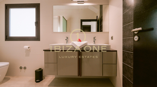 Villa luxueuse de 4 chambres à Sa Carroca avec piscine et jardin impeccable à vendre, Ibiza