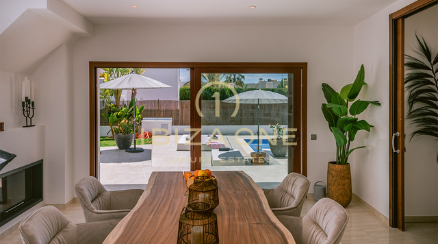 Lussuosa villa con 4 camere da letto a Sa Carroca con piscina e giardino impeccabile in vendita, Ibiza