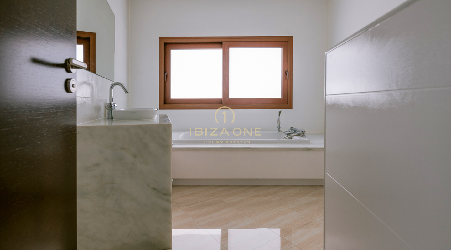 Luxe villa met 4 slaapkamers in Sa Carroca met zwembad en onberispelijke tuin te koop, Ibiza
