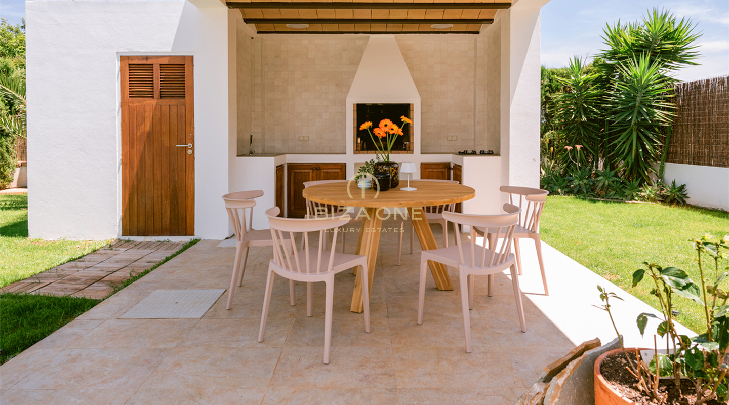 Lujosa villa de 4 dormitorios en Sa Carroca con piscina y jardín impecable en venta, Ibiza