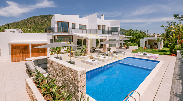 Lussuosa villa con 4 camere da letto a Sa Carroca con piscina e giardino impeccabile in vendita, Ibiza