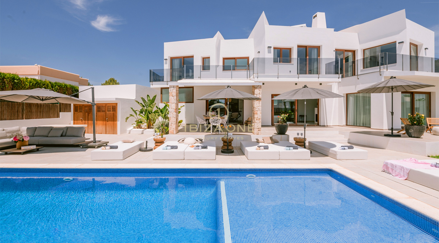 Luxe villa met 4 slaapkamers in Sa Carroca met zwembad en onberispelijke tuin te koop, Ibiza