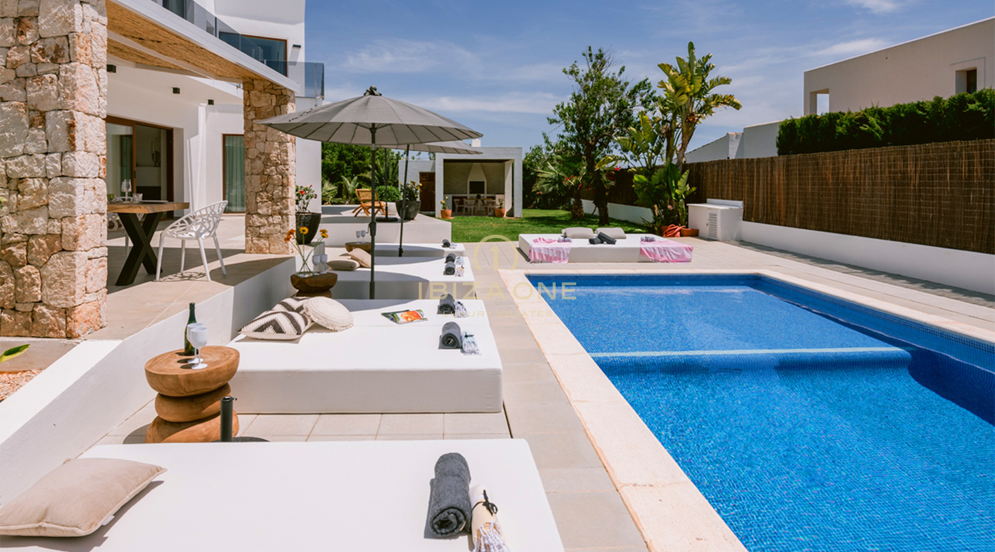 Luxe villa met 4 slaapkamers in Sa Carroca met zwembad en onberispelijke tuin te koop, Ibiza