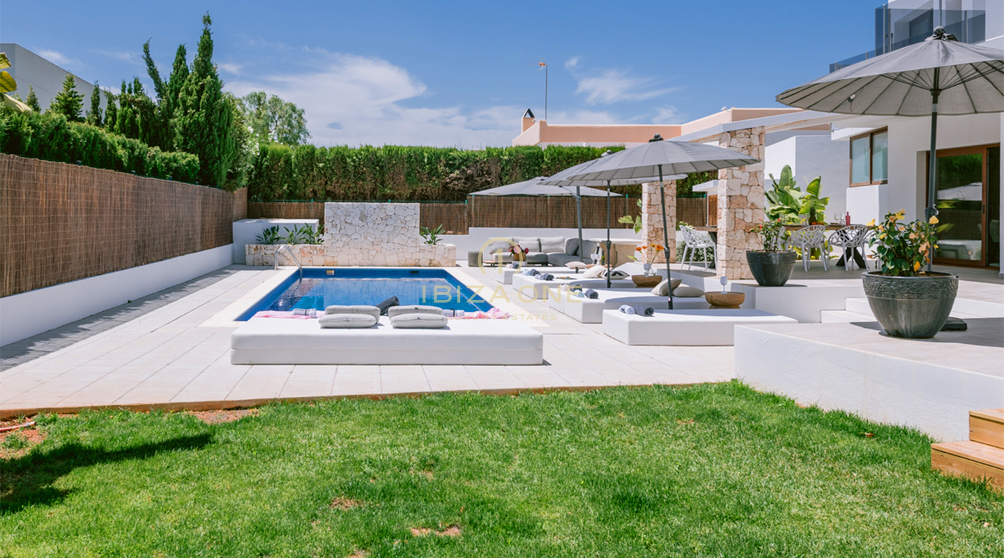 Villa luxueuse de 4 chambres à Sa Carroca avec piscine et jardin impeccable à vendre, Ibiza