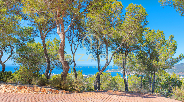 Villa de luxe à vendre dans un emplacement exceptionnel avec des vues spectaculaires sur la mer, Ibiza