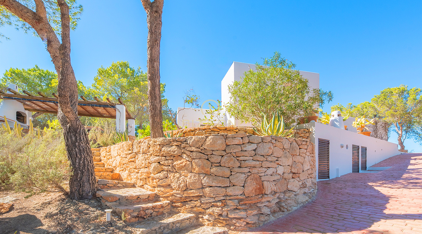 Luxusvilla zum Verkauf in außergewöhnlicher Lage mit spektakulärem Meerblick, Ibiza