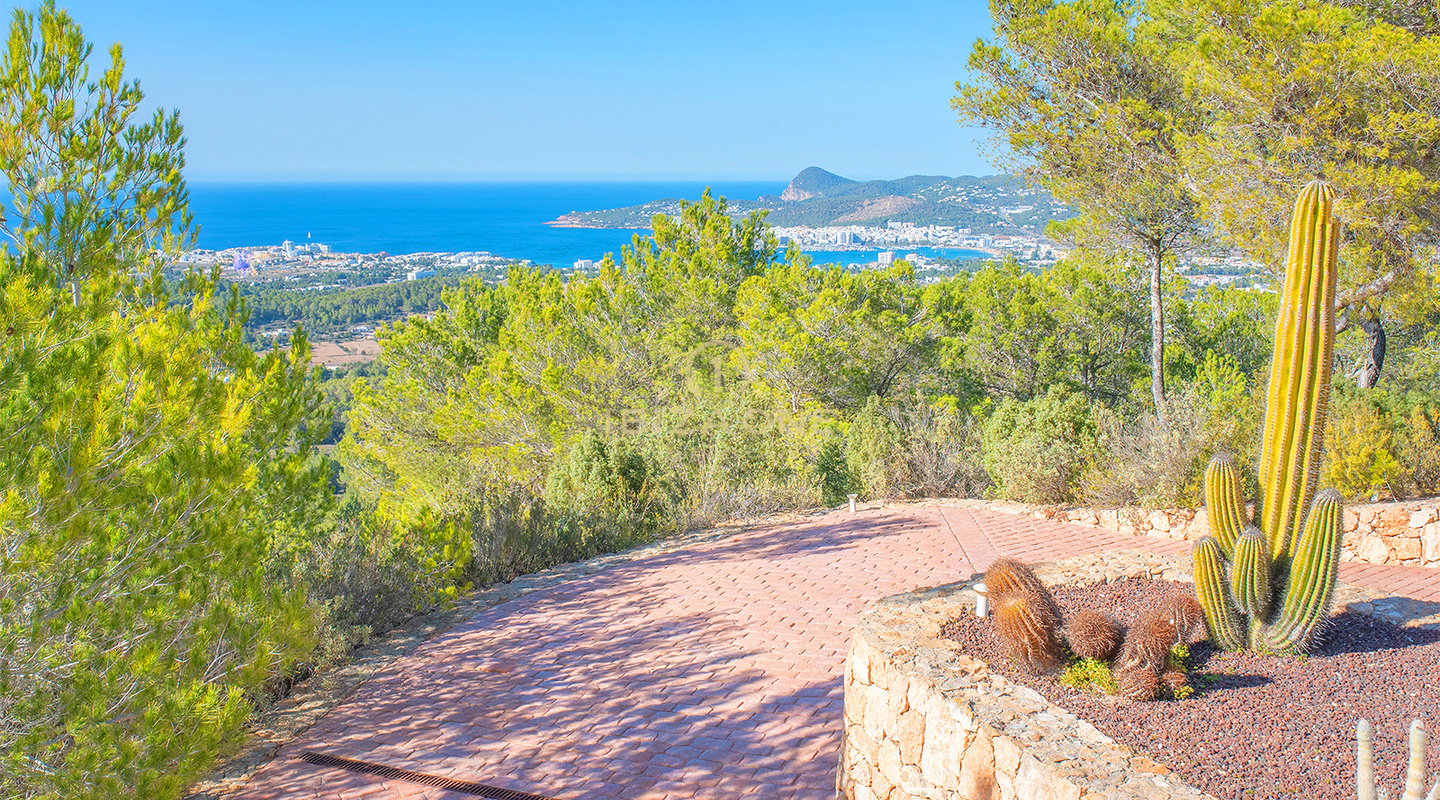 Luxusvilla zum Verkauf in außergewöhnlicher Lage mit spektakulärem Meerblick, Ibiza
