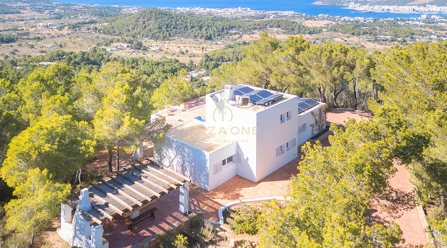 Luxe villa te koop op een uitzonderlijke locatie met spectaculair uitzicht op zee, Ibiza